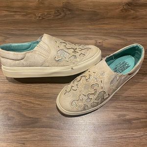 Corral Ladies White Inlay & Embroidery Sneakers